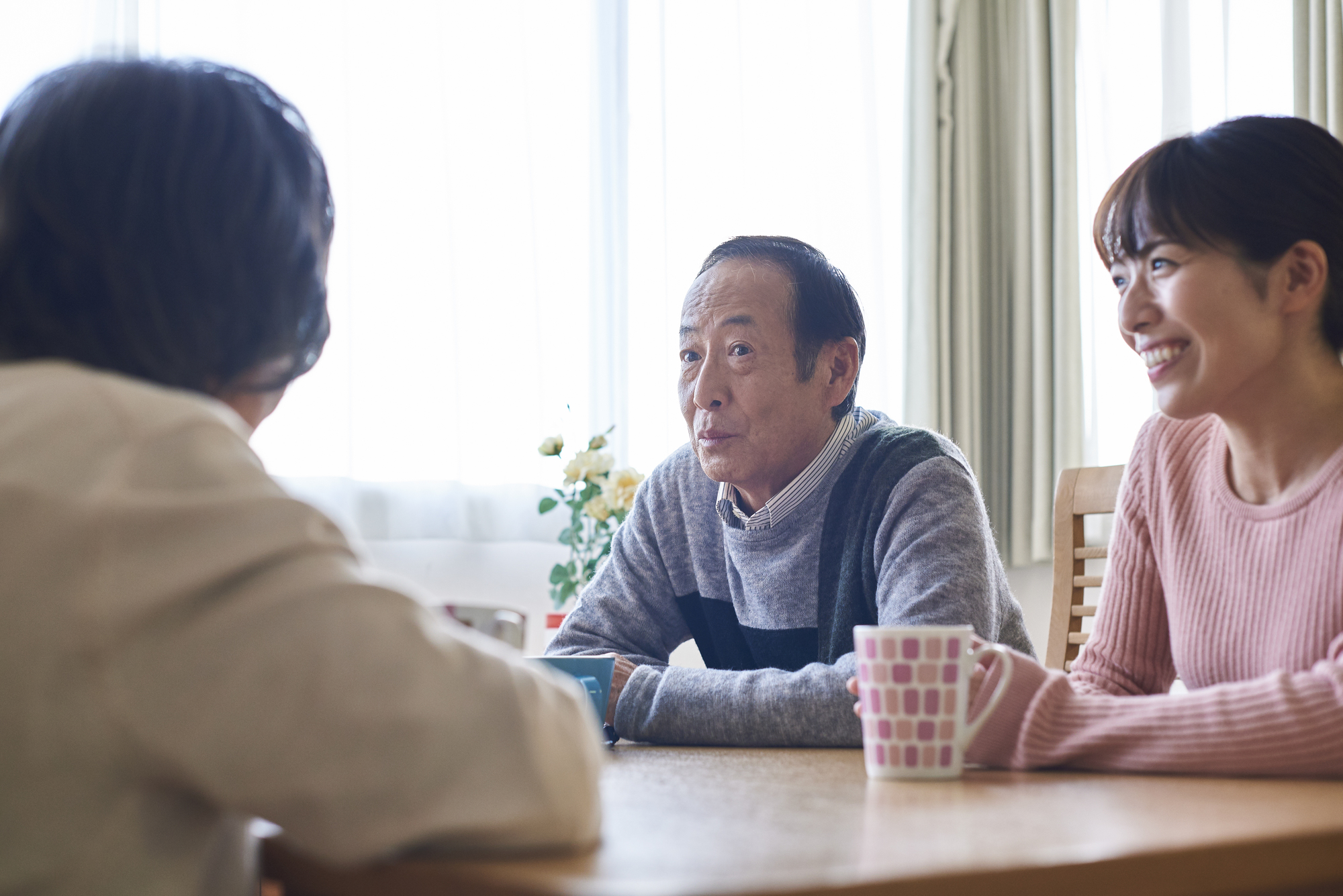 ACPで自分の将来について家族と話す高齢者