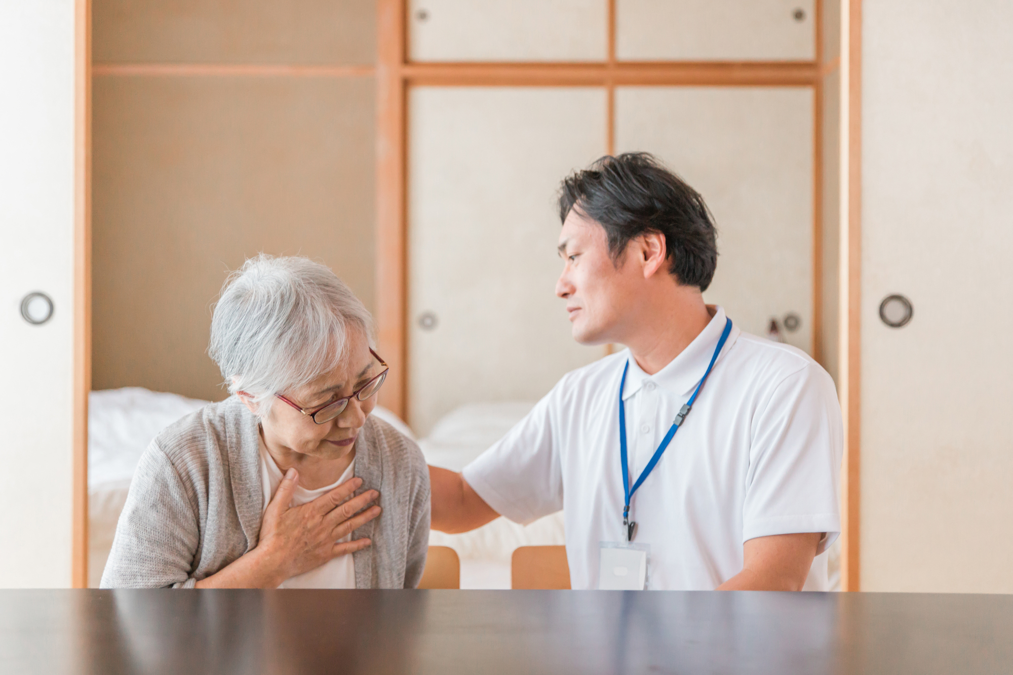 自宅で訪問看護をうける高齢者