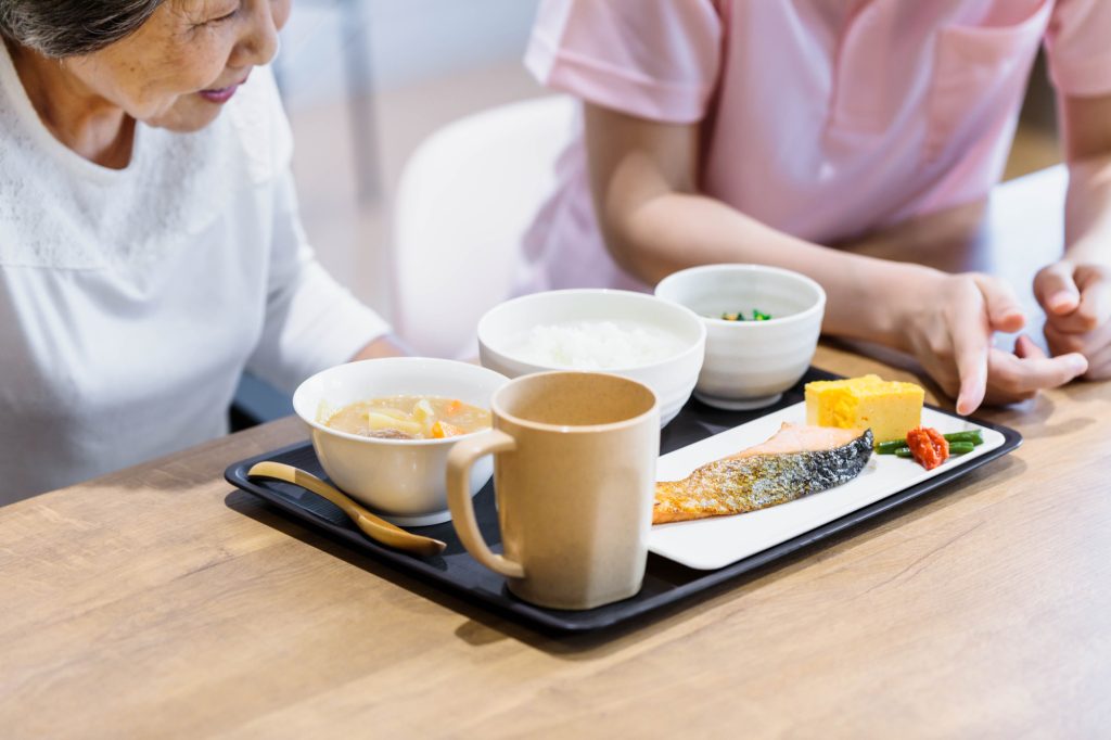 認知症高齢者が栄養バランスの良い食事をしている