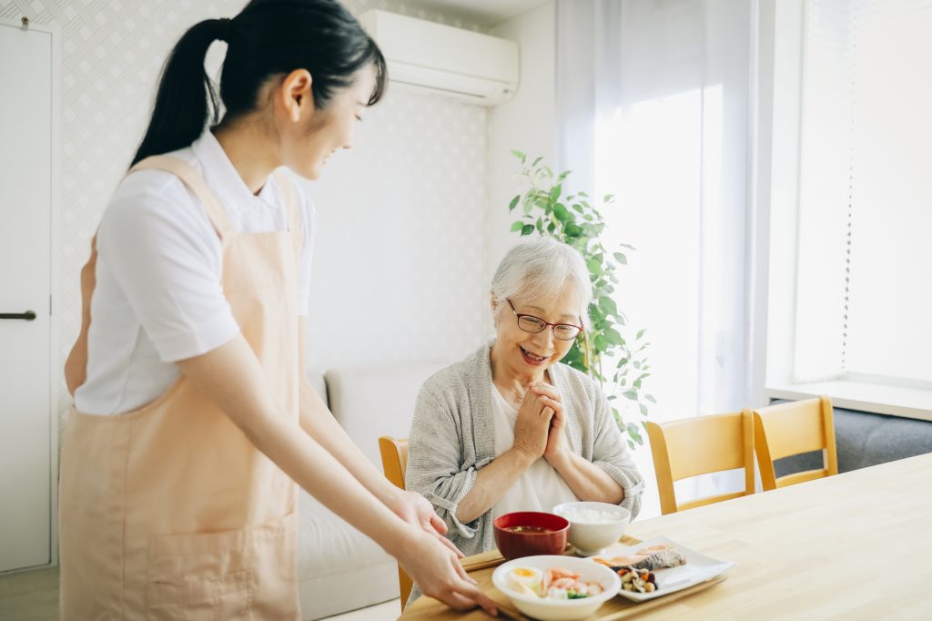 高齢者が食事を食べたそうにしている