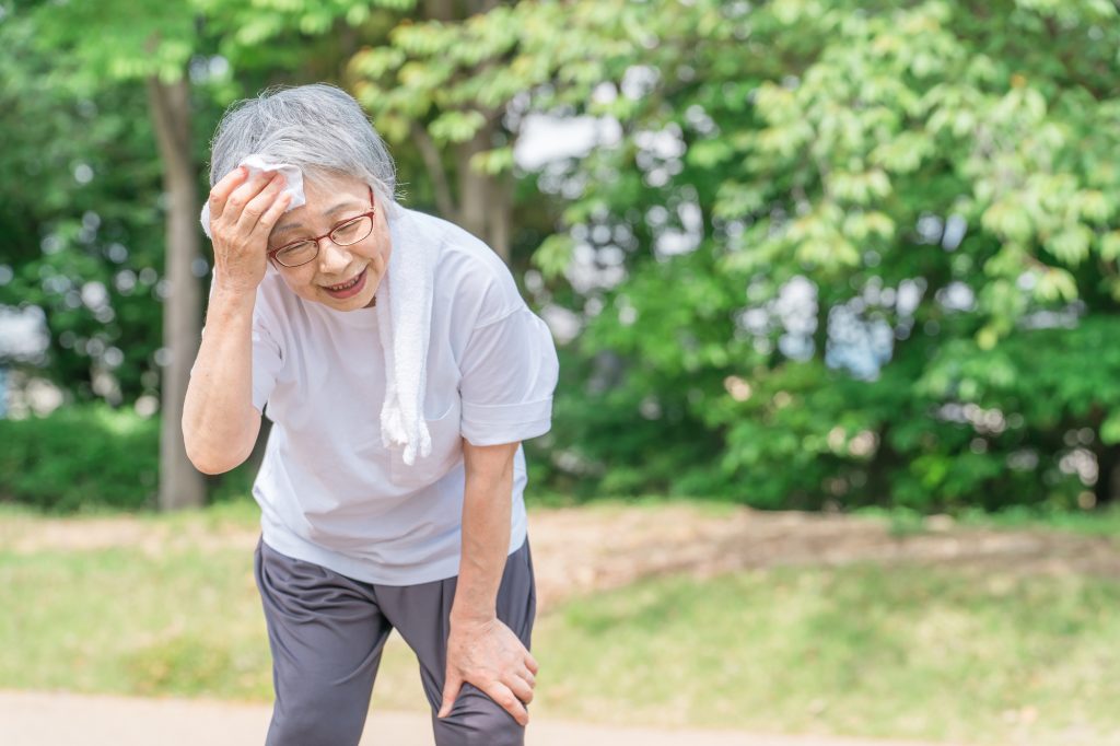 高齢者が炎天下のなか外出している