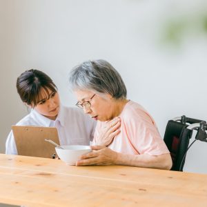 体調が悪い高齢者を訪問看護師が診ている