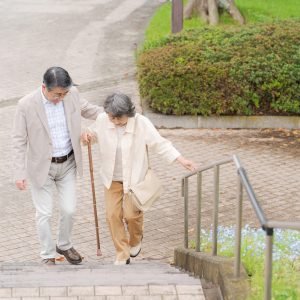 廃用症候群を防ぐために夫婦で散歩をしている