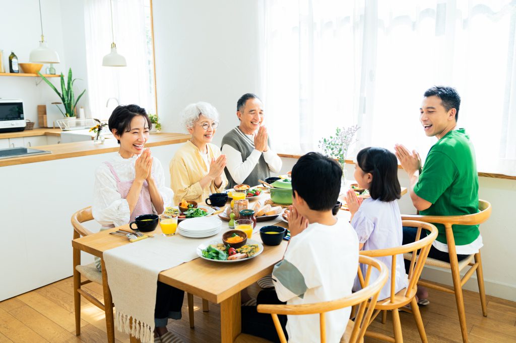 家族で楽しく栄養のある食事を摂っている