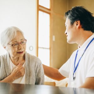 心不全で医師に診てもらう高齢者