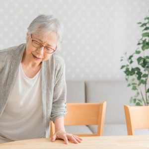 高齢者が骨粗鬆症で腰椎に痛みを生じている