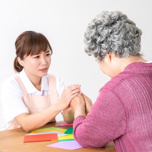 老人性うつで高齢者が対処法を教わっている