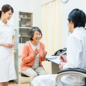 高齢者がかかりつけ医で受診をしている